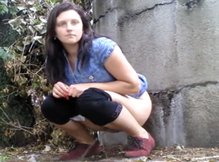 Подглядывание за женским писсом на свежем воздухе