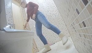 Подглядывание за девушками ссущими в туалете