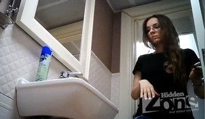 Девушка разделась не увидев в туалете камеру