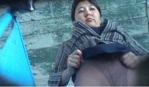 Одна женщина в туалете посрала  а вторая поссала, вид снизу