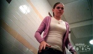 Засвет девушки в общественном туалете